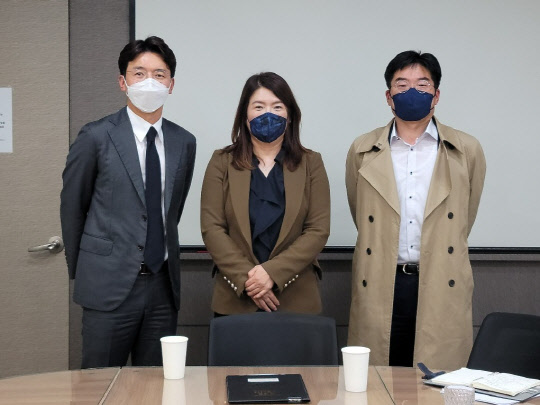 (왼쪽부터) 이재철 세종메디칼 대표, 박은희 한국파마 대표, 이성호 제넨셀 대표가 협약을 맺은 뒤 기념촬영 하고 있다. <제넨셀 제공>